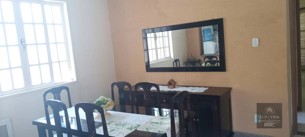 Casa com 2 quartos e 2 banheiros (1 com suíte) e possui nos fundos um Kitnet bem moderno