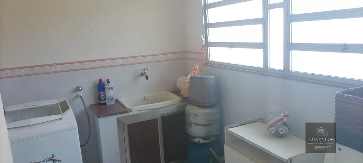 Casa com 2 quartos e 2 banheiros (1 com suíte) e possui nos fundos um Kitnet bem moderno