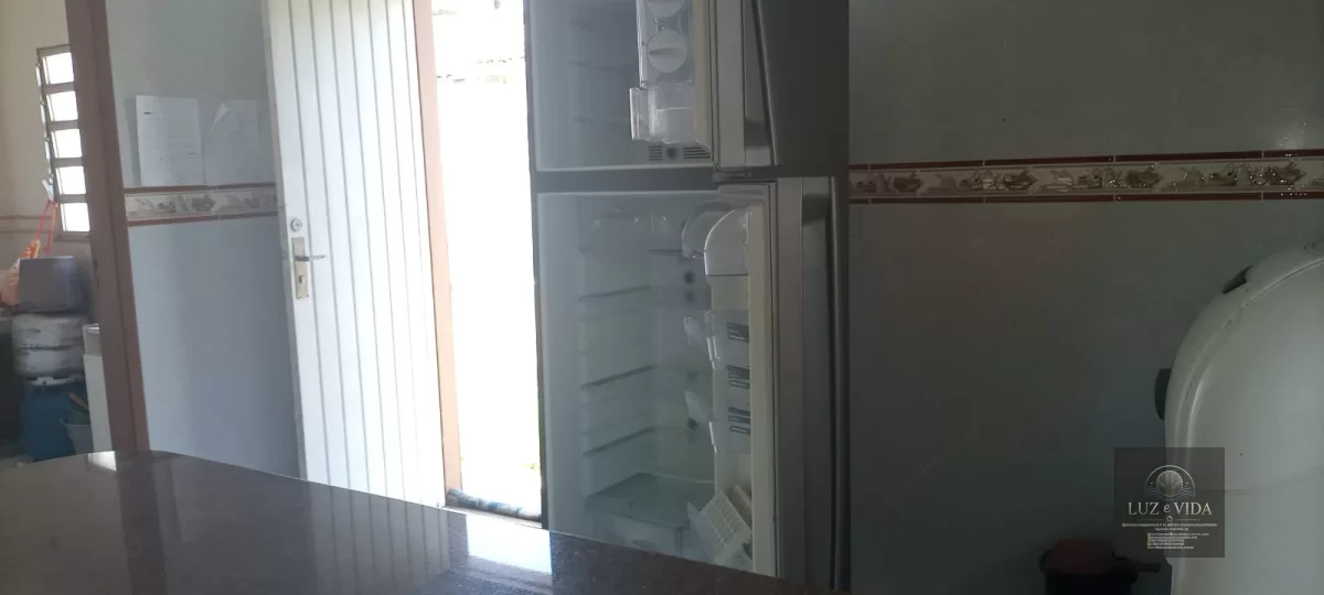 Casa com 2 quartos e 2 banheiros (1 com suíte) e possui nos fundos um Kitnet bem moderno