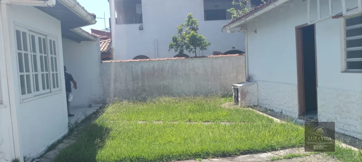 Casa com 2 quartos e 2 banheiros (1 com suíte) e possui nos fundos um Kitnet bem moderno