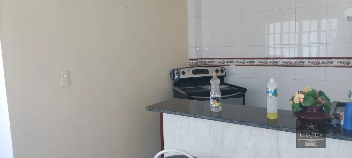 Casa com 2 quartos e 2 banheiros (1 com suíte) e possui nos fundos um Kitnet bem moderno