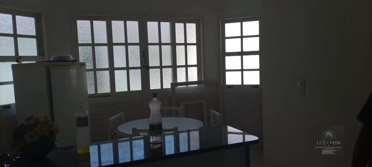 Casa com 2 quartos e 2 banheiros (1 com suíte) e possui nos fundos um Kitnet bem moderno