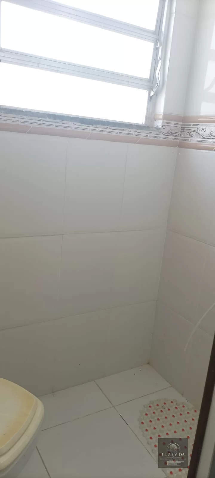 Casa com 2 quartos e 2 banheiros (1 com suíte) e possui nos fundos um Kitnet bem moderno