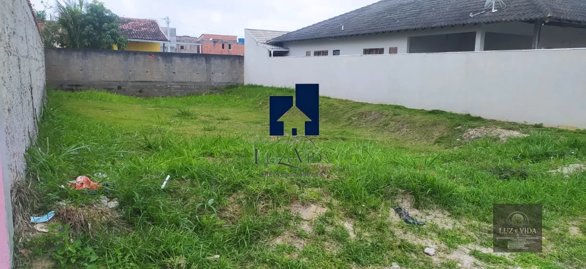 Belíssimo Terreno à venda dentro do Condomínio Sol e Mar em Aquarius 